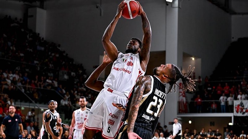 L’Olimpia ricomincia da dove aveva terminato. Guidata da Wright e Bolmaro supera la Virtus Bologna e oggi si gioca con Venezia la Supercoppa