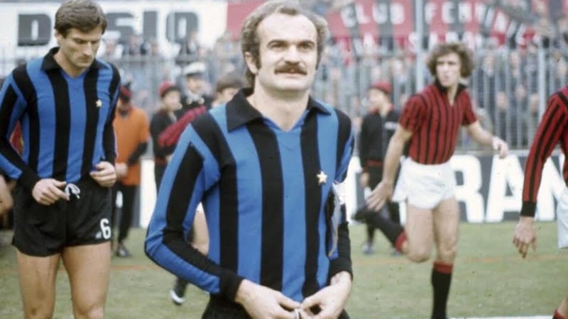 Lutto cittadino per i funerali di Sandro Mazzola. Su richiesta della famiglia nessun fotografo e telecamere nella Basilica di Sant’Ambrogio