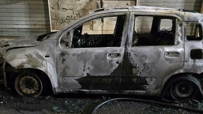 Tornano a colpire i piromani notturni di veicoli parcheggiati in strada. In quattro incendi distrutte sette auto e uno scooter tra Milano e provincia