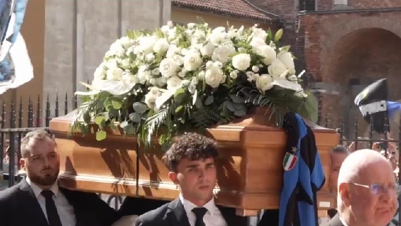 Tanta gente, tifosi interisti e non solo non hanno voluto mancare oggi pomeriggio per l’ultimo saluto a Sandro Mazzola