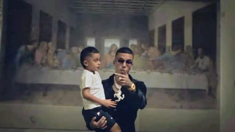 Sfera Ebbasta gira il video di una sua canzone nel Cenacolo di Leonardo ed è polemica. Per la CGIL non si valorizzano così i beni culturali